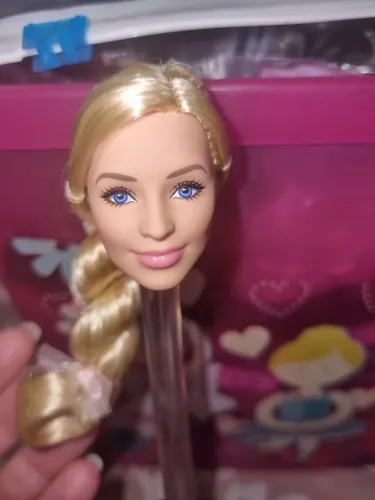 Margot Robbie (apenas cabeça)