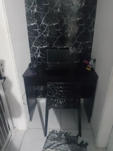 Mesa com cadeira escritório