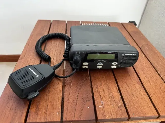 Rádio Motorola PRO5100 VHF 45W - Homologado Anatel, com Microfone