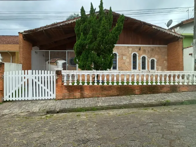 Casa térrea no Centro de Peruíbe - 3 quartos, suíte e churrasqueira - Peruíbe/SP
