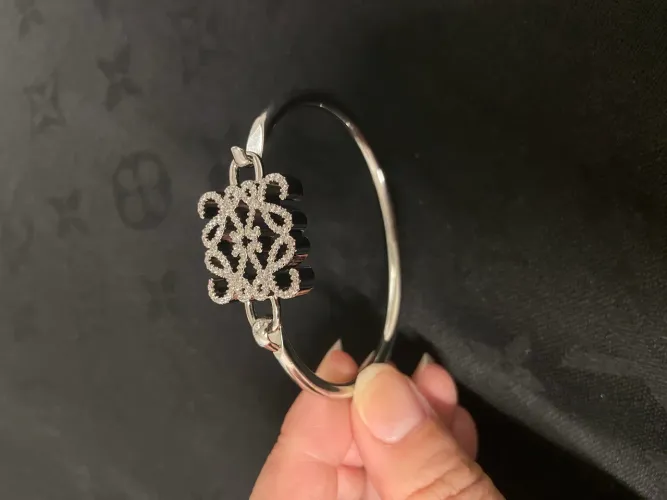 Pulseira primeira linha loewe prateada com pedras brancas brilhantes 