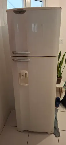 Geladeira Eletrolux dúplex com dispenser
