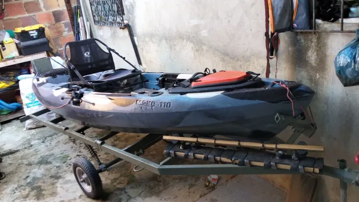 Caiaque mako 110 com motor e carrocinha de locomocao