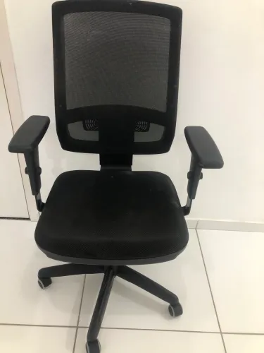 Cadeira de Escritório Ergonômica com Braços Reguláveis - Bem Conservada