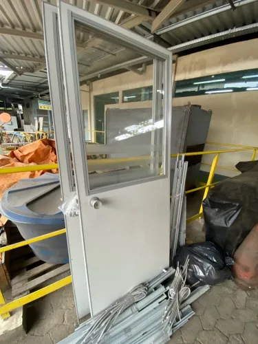 Vendo divisórias com duas portas
