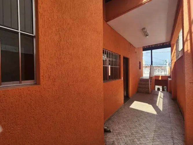 Casa assobradada com 2 quartos, 2 vagas de garagem (carro pequeno)