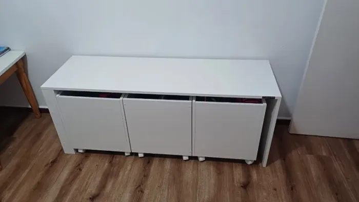 Rack com baú organizador.