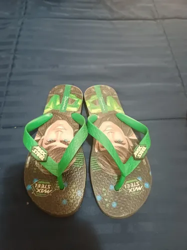 Tênis e chinelo