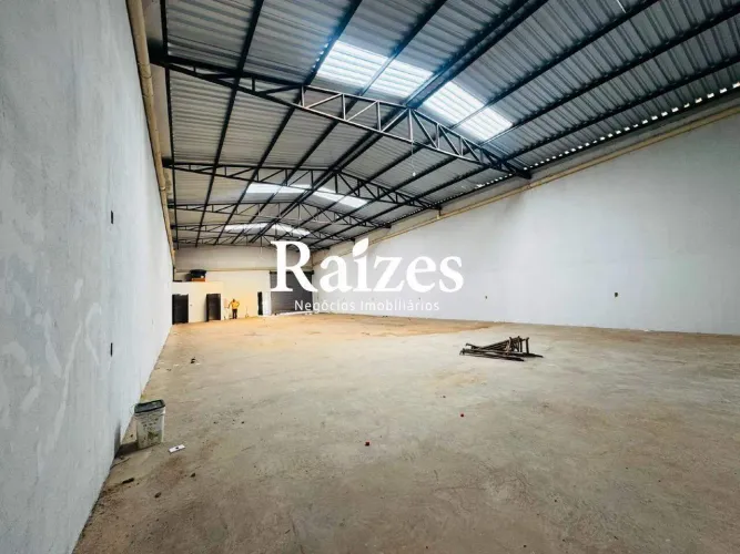 Galpão Comercial de 240m² no Bairro Martins com Pé-Direito de 5m, Porta Automática e 3 Vag
