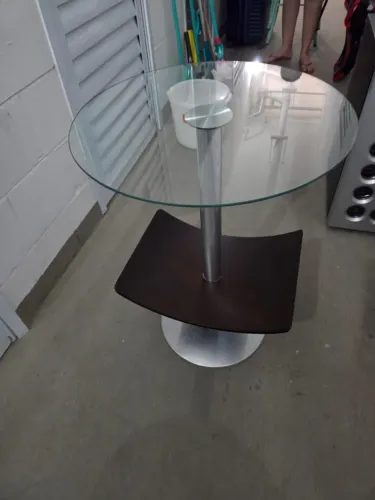 Mesa de canto redonda de metal com tampo de vidro