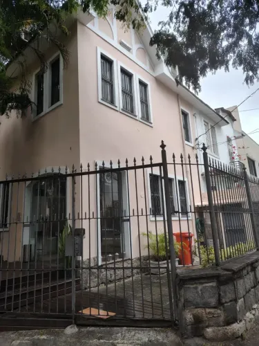 Casa para venda possui 206 metros quadrados com 8 quartos