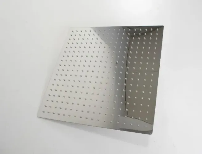 Ducha Cromada 40x40 cm em Inox com Amassados e Riscos