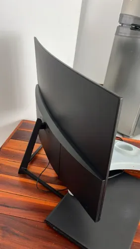 Tela de computador curvada