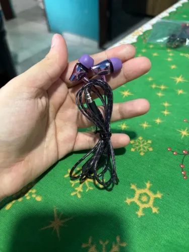 fone de ouvido com fio roxo