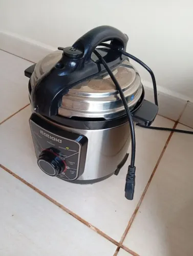 Panela pressão Itatiaia 3l usada uma vez