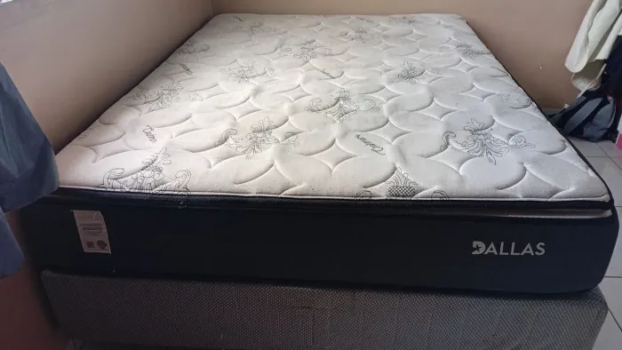 Vende-se cama de casal