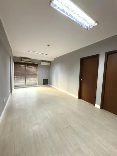 Sala comercial para aluguel com 43m² | Lavabo | Copa - 02 divisória em Centro Empresarial