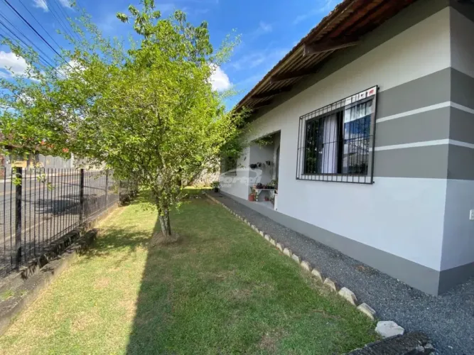 Casa Ampla com Piscina e Área de Festas Pronta para Financiamento!