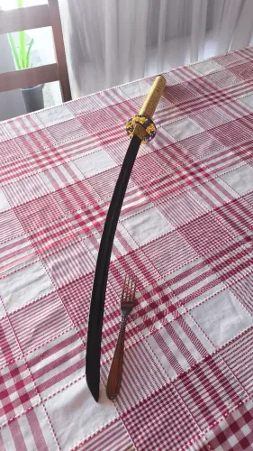 Katana artesanal em tamanho real. peça única
