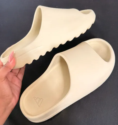 Imitação yeezy slide adidas cor areia 