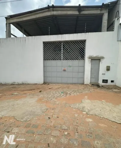 Galpão com salas comerciais em Candelária 400m²