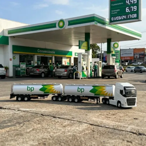 Miniatura caminhão volvo FH bitrem 9 eixos tanque welly escala 1/64coleção presente