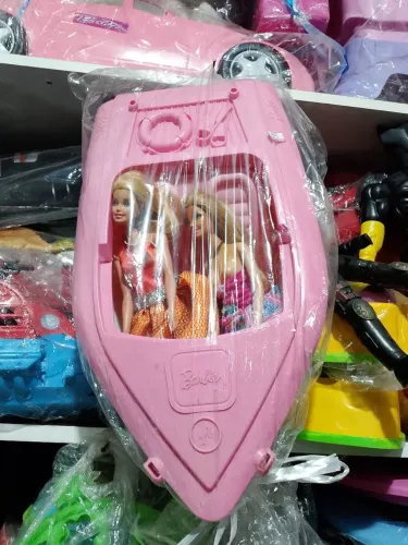 Vendo essa lancha com duas Barbie  carro grande da Barbie 