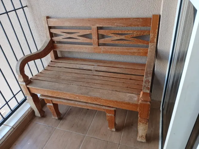 Banco de madeira com mesinha