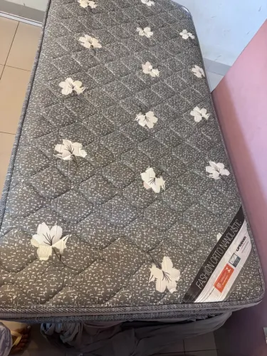 Vende-se Cama de Solteiro semi nova