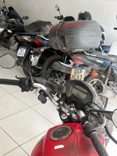 Moto com alguns detalhes , no ponto de transferir