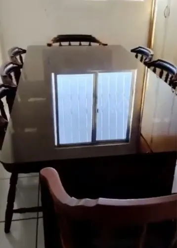 Vendo mesa de vidro grande semi nova