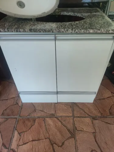 Armário pra banheiro em MDF com pedra de mármore