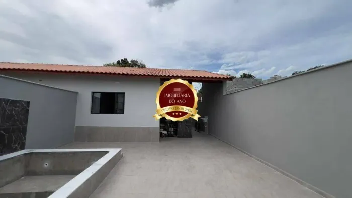 Casa à Venda em Mongaguá com Piscina e Churrasqueira | 2 Dormitórios Sendo 1 Suíte | Finan