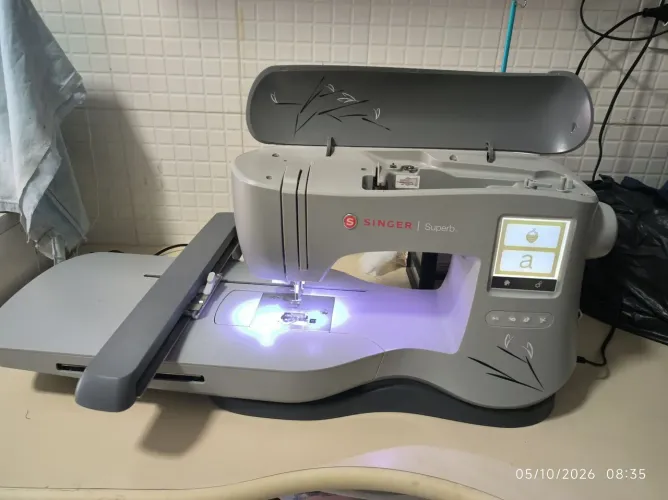 Máquina de bordado Singer SUPERB EM 200 está a venda 2.300 reais 