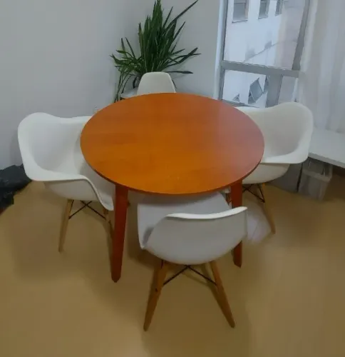 MESA REDONDA DE 1M DE DIAMETRO EM MADEIRA
