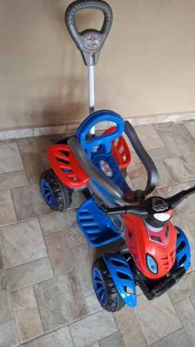 Carrinho de Passeio Infantil Menino Quadriciclo Dark Spider com Haste Pedal Buzina