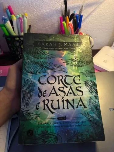 Livro Corte de Asas e Ruínas