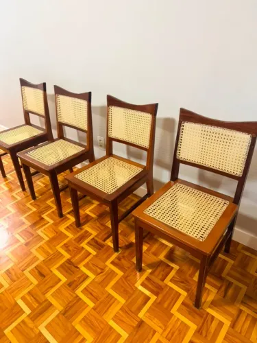 Conjunto de cadeiras em madeira maciça com assento e encosto em palha. Produção artesanal.