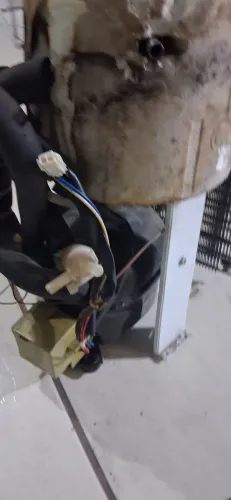 Compressor de refrigeração hermético marca Embraco, modelo EMIS 20HHR.