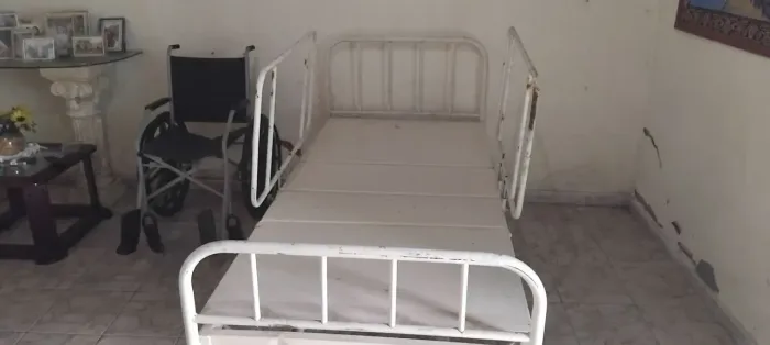 Cama Hospitalar + Cadeira de rodas