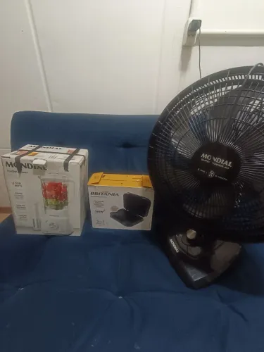 Ventilador, Sanduicheira e liquidificador. 