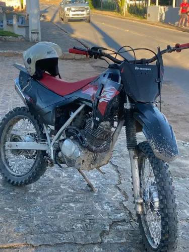 Moto de trilha fardada CRF