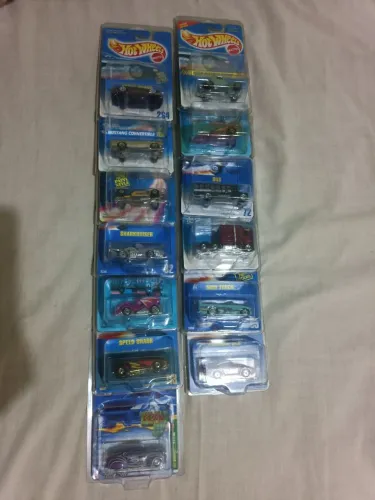 Lote de 13 Hot Wheels anos 90 todos com protetor