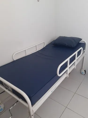 Cama Hospitalar Dellamed (2 Movimentos) com Colchão Impermeável.