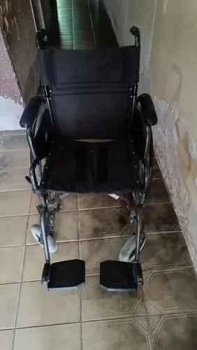 Vende se uma cadeira de rodas seminovo. Por  R$ 499 pra vender logo!