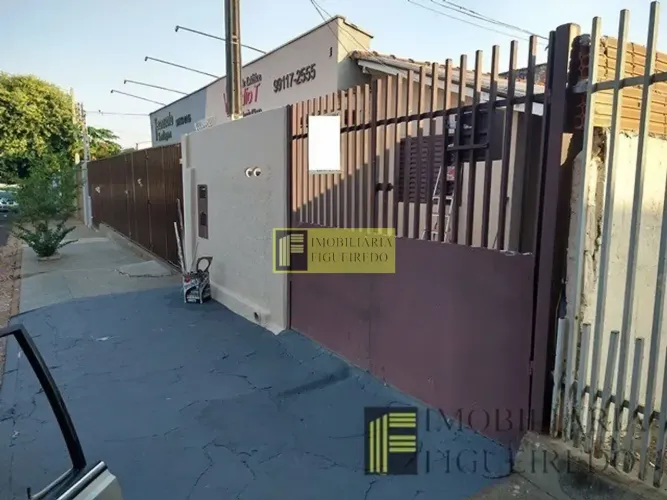 Casa para locação no Boa Vista com 2 quartos e 2 vagas de garagem cobertas.