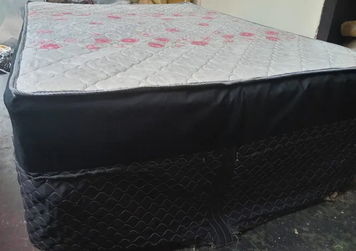 Cama casal mola super confortável e resistente vai com os pés 