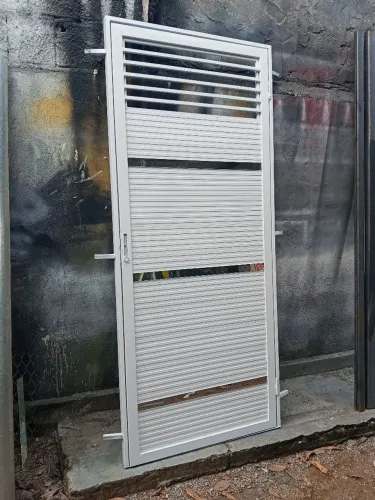 Fabricamos qualquer modelo de porta portão janela proteção escada guarda-corpo estrutura