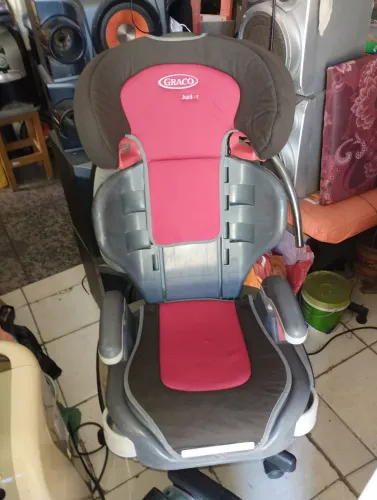 Cadeira de criança com assento pra carro.