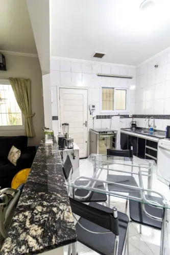 Linda casa na Praia Grande, Maracana, 1 quarto, ar condicionado, 3 vagas garagem